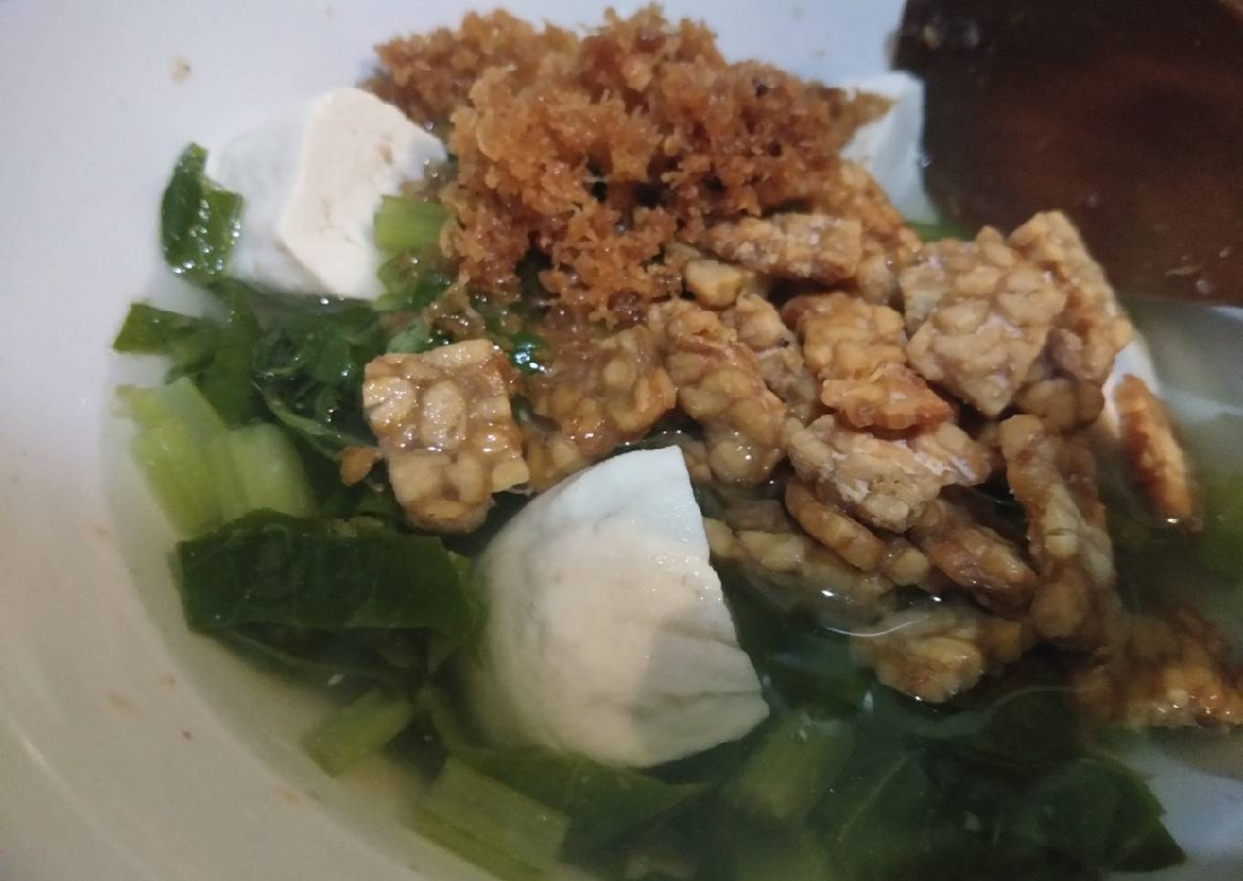 Nasi campur tempe kuah sawi serundeng