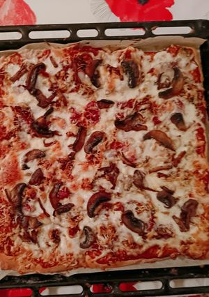 Gombás - sonkás-hagymás pizzám recept fotója