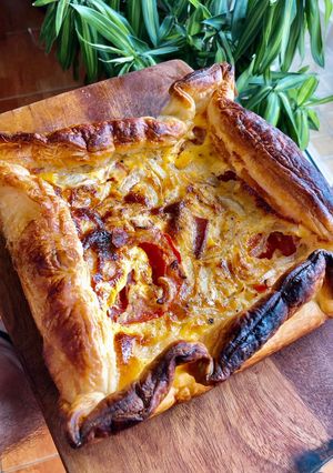 Hình của món Bánh Quiche - Thưởng thức hương vị Pháp 🇫🇷 ngay trong góc bếp nhà bạn.