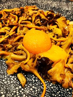 Una foto de Angulas de monte con yema de huevo (pasteurizado en casa)