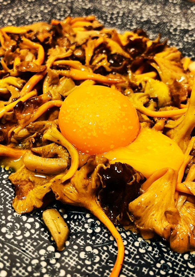 Una foto de Angulas de monte con yema de huevo (pasteurizado en casa)