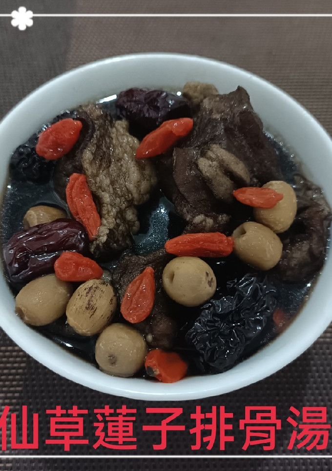 仙草蓮子排骨湯(簡單料理) 的食譜成品照片