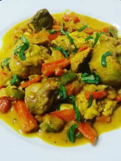 Una foto de Pollo al curry con leche de coco y cilantro