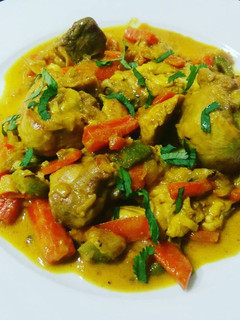 Una foto de Pollo al curry con leche de coco y cilantro