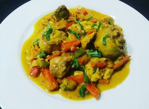 Foto principal de Pollo al curry con leche de coco y cilantro