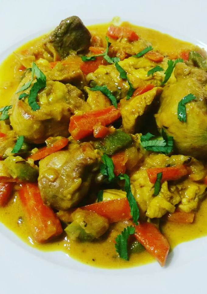 Una foto de Pollo al curry con leche de coco y cilantro