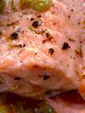 Salmão Cozido com Molho Agridoce de Uva em Vasocottura