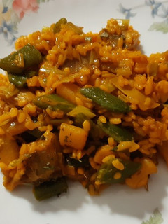 Una foto de Arroz en sartén con verduras y calamar