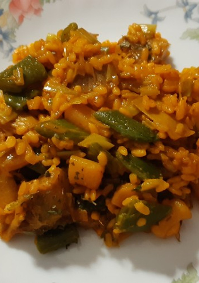 Una foto de Arroz en sartén con verduras y calamar