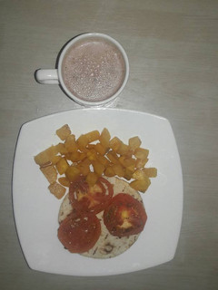 Una foto de Arepa con plátano y tomate
