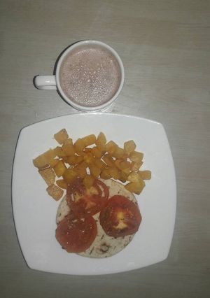 Una foto de Arepa con plátano y tomate