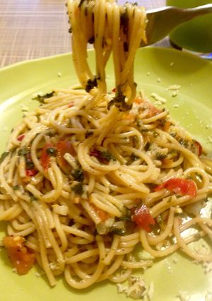 Una foto de Pasta en aceite de oliva con Albahaca y Perejil 