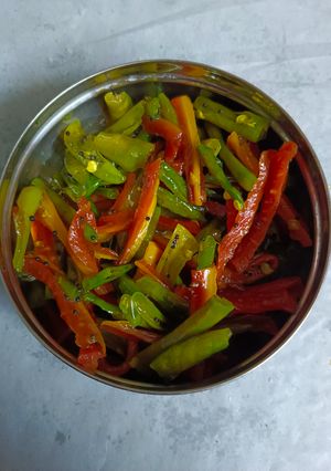 વઘારેલા ગાજર અને મરચા રેસીપી મુખ્ય ફોટો