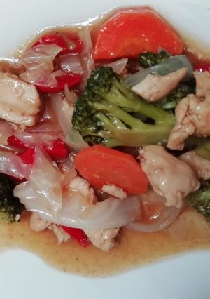 Una foto de Pollo con verduras