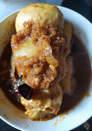 ডিম কষা(dim kosha recipe in Bengali) রেসিপির প্রধান ছবি