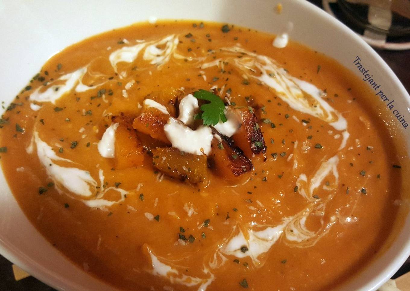 Crema de calabaza especiada con rebozuelos y leche de coco