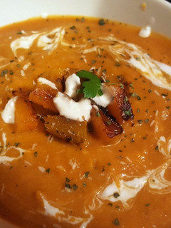 Una foto de Crema de calabaza especiada con rebozuelos y leche de coco