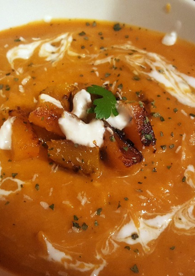 Una foto de Crema de calabaza especiada con rebozuelos y leche de coco
