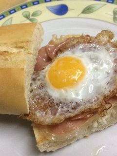 Una foto de Montadito de huevo de codorniz con jamón 🍳🐖