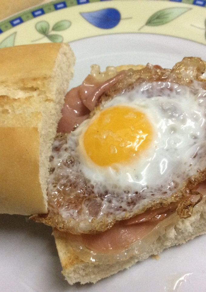 Una foto de Montadito de huevo de codorniz con jamón 🍳🐖