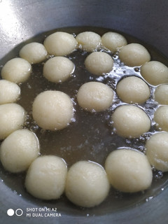 रसगुल्ला (Rasgulla recipe in Hindi) रेसिपी मुख्य फोटो