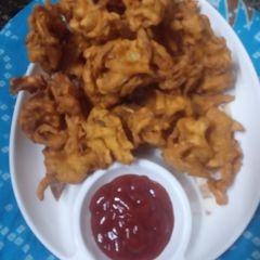 A picture of Kanda bhajiya pyaaz ke pakode.