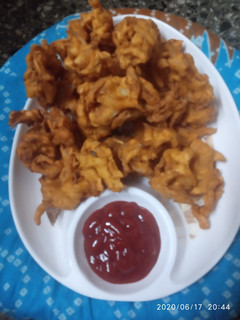 A picture of Kanda bhajiya pyaaz ke pakode.