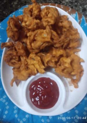 A picture of Kanda bhajiya pyaaz ke pakode.