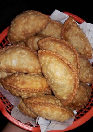 गुजिया (gujiya recipe in Hindi) रेसिपी मुख्य फोटो