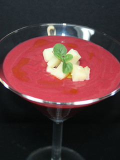 Una foto de Salmorejo de remolacha