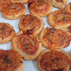 Foto principal de Rollitos de hojaldre con chorizo y queso gouda