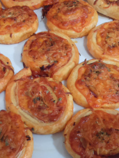 Una foto de Rollitos de hojaldre con chorizo y queso gouda