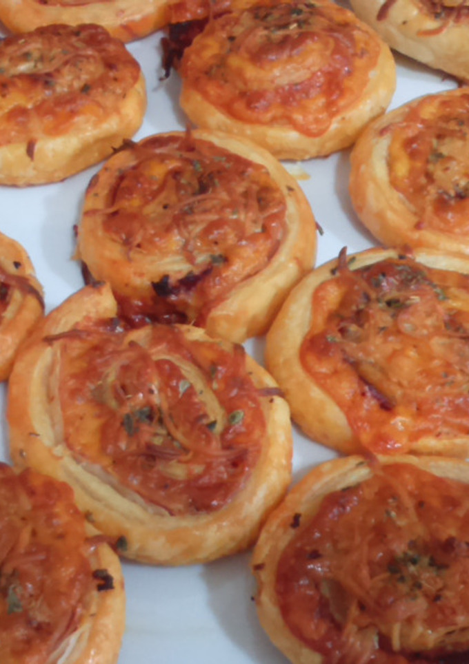 Una foto de Rollitos de hojaldre con chorizo y queso gouda