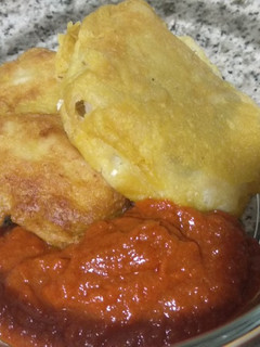Una foto de Bacalao con rebozado crujiente y salsa de piquillos
