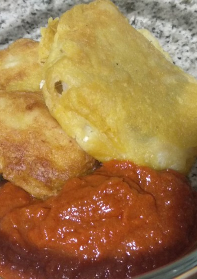 Una foto de Bacalao con rebozado crujiente y salsa de piquillos
