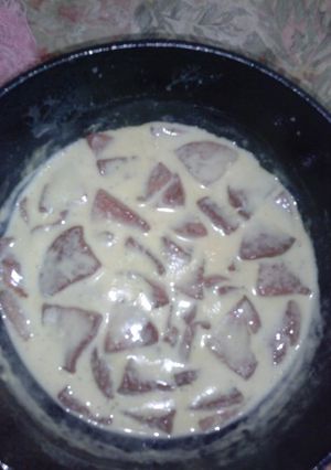 Una foto de Salami en salsa blanca