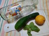 Agua con limón, pepino y menta