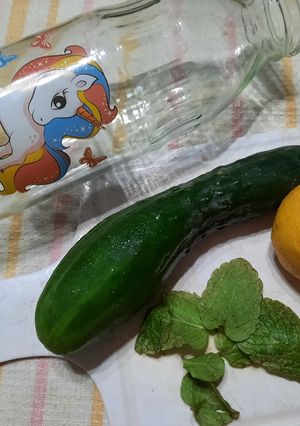 Una foto de Agua con limón, pepino y menta