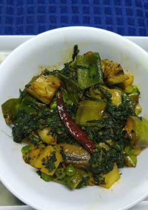 A picture of Bathua Saag er Ghonto (Bathua Sabzi).