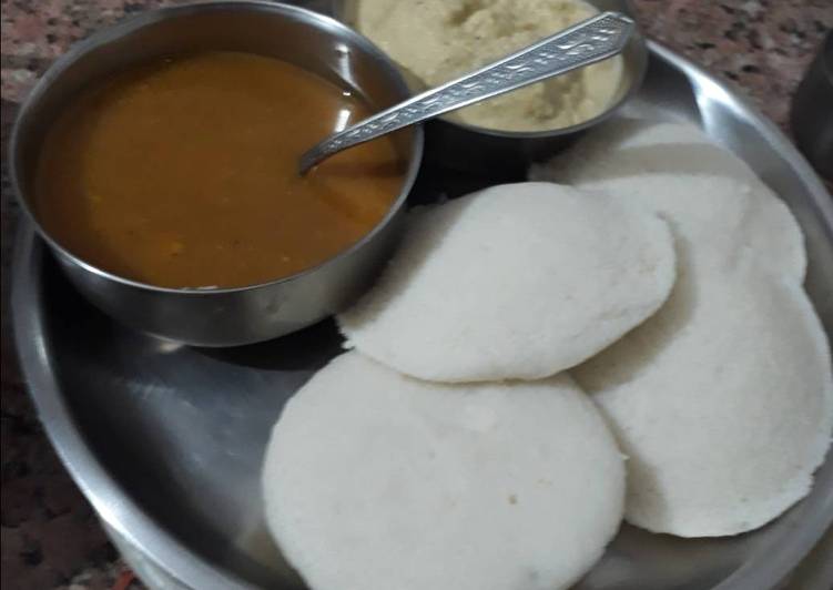 Rice Idli with coconut chutney and Sambhar