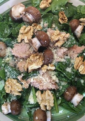 Una foto de Ensalada de espinacas y portobellos