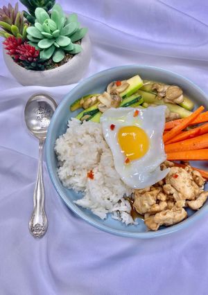 Une photo de Bibimbap coréen au poulet