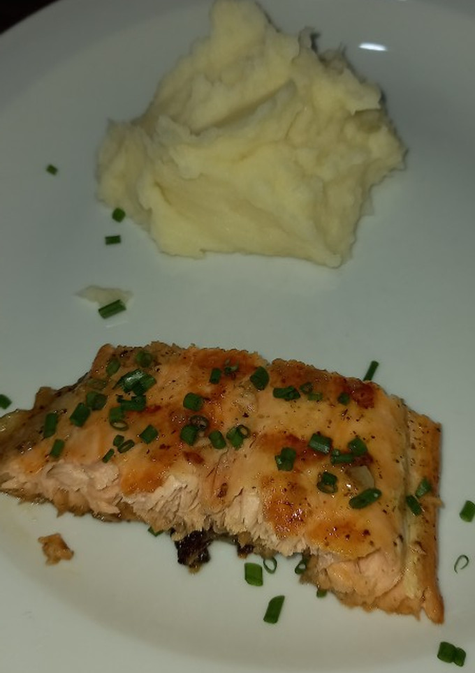 Una foto de Salmón con salsa de manteca y limón 🍋♡