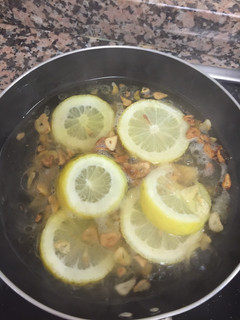 Una foto de Salsa de ajo, limón y vino blanco acompañamiento