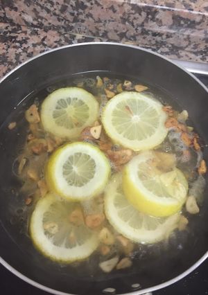 Una foto de Salsa de ajo, limón y vino blanco acompañamiento