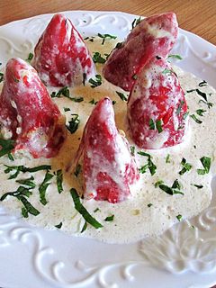 Una foto de Pimientos de piquillo rellenos en salsa blanca