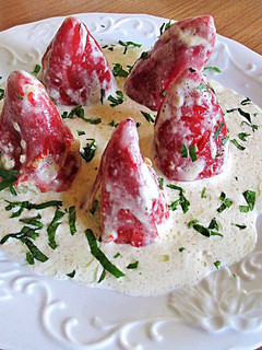 Una foto de Pimientos de piquillo rellenos en salsa blanca
