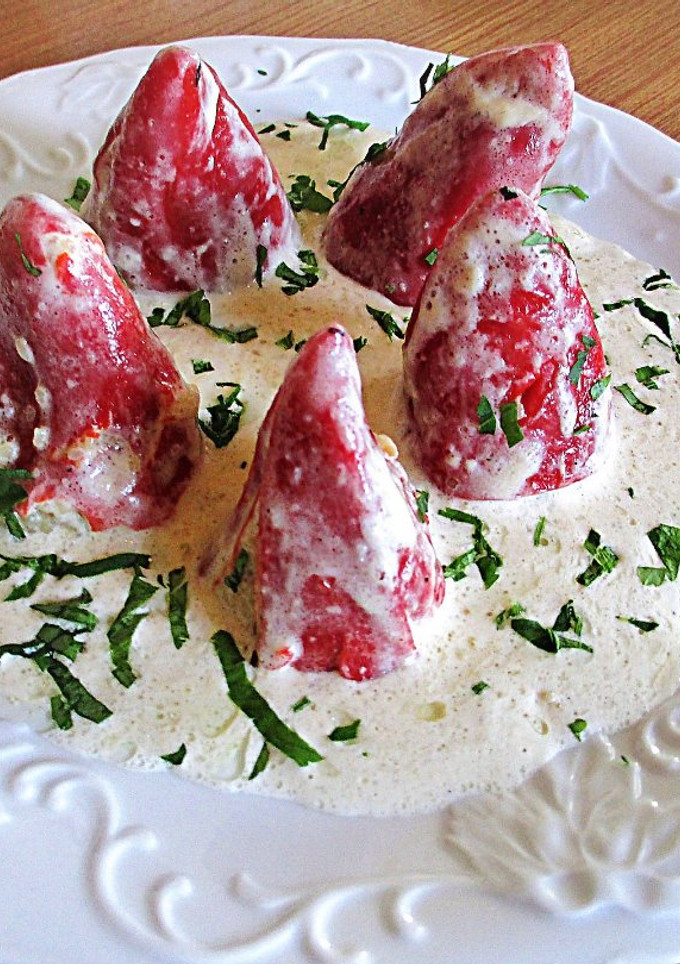 Una foto de Pimientos de piquillo rellenos en salsa blanca