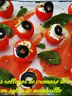 Una foto de Tomatitos rellenos de cremoso de manchego con salsa de membrillo
