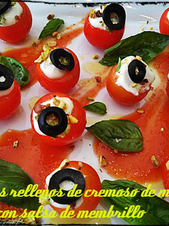 Una foto de Tomatitos rellenos de cremoso de manchego con salsa de membrillo